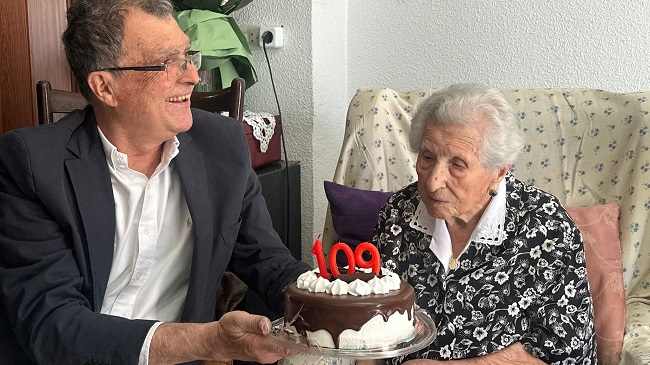 Concepci&oacute;n Lax, en su domicilio, con el alcalde de Murcia