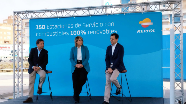 La alcadesa de Cartagena, Noelia Arroyo, el director ejecutivo de Movilidad Iberia de Repsol, Jose Barreiro, y el director del complejo industrial de Repsol en Cartagena, Antonio Mestre