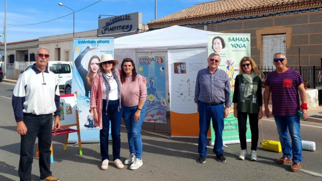 Imagen de algunos asistentes acudiendo a la II Feria de Primavera