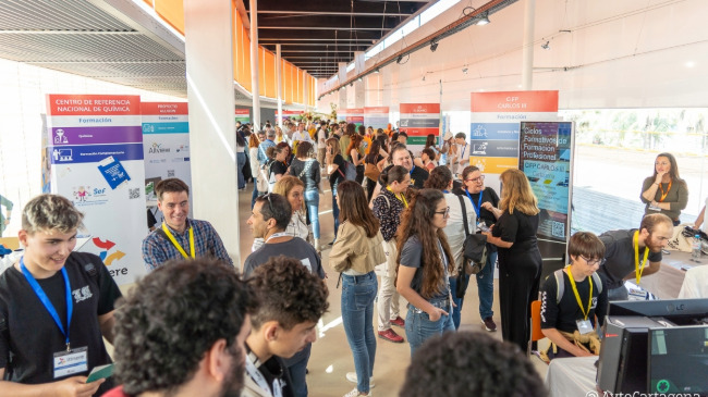 Imagen de j&oacute;venes asistiendo al evento llevado a cabo en El Batel