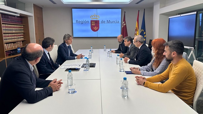 El consejero de Hacienda, Luis Alberto Mar&iacute;n, en la reuni&oacute;n con representantes de la econom&iacute;a social de la Regi&oacute;n