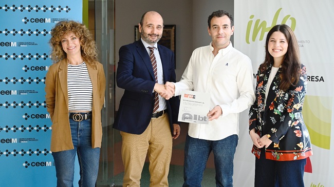 Joaqu&iacute;n G&oacute;mez, director del Info, entrega el certificado a Ram&oacute;n Alcaraz, CEO de Naturbec