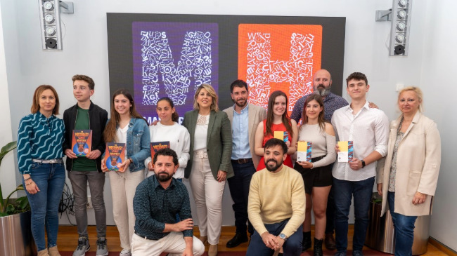 Alumnos del IES El Boh&iacute;o, junto con Noelia Arroyo, y el concejal de Juventud, Jos&eacute; Mart&iacute;nez