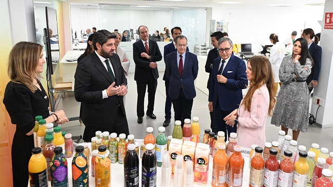 L&oacute;pez Miras durante su visita a las instalaciones de la multinacional murciana AMC Global