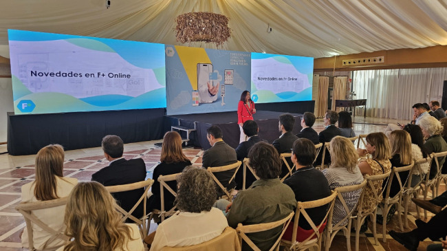 Carmen Fraile, directora del proyecto Farmacia F+, anunciando las novedades del proyecto