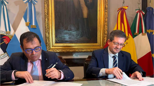 El vicegobernador de Corrientes (Argentina), Néstor Pedro Braillard Poccard, junto al presidente de la FNDB, José Hernández. El vicegobernador de Corrientes (Argentina), Néstor Pedro Braillard Poccard, junto al presidente de la FNDB, José Hernández.