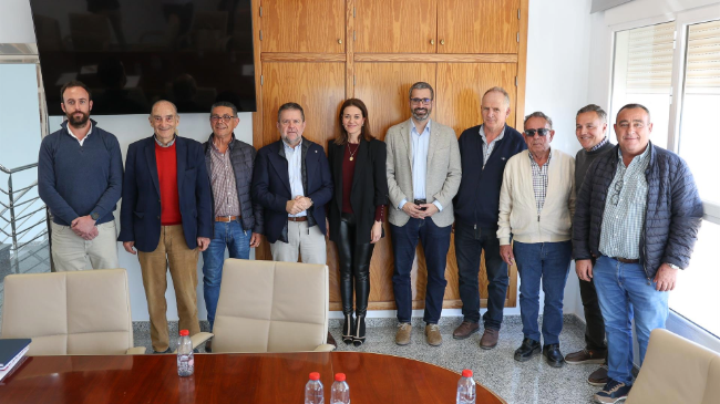 El secretario general del PSOE de la Región de Murcia, Francisco Lucas, con representantes de la comunidad general de regantes de la planta desaladora Águilas/Guadalentín. El secretario general del PSOE de la Región de Murcia, Francisco Lucas, con representantes de la comunidad general de regantes de la planta desaladora Águilas/Guadalentín.
