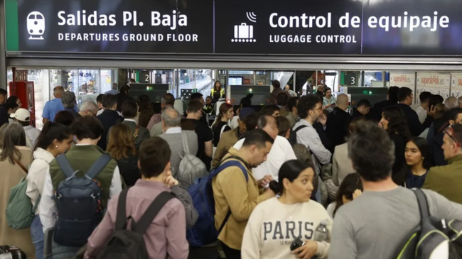 Viajeros de tren afectados por el apagón masivo ocurrido ayer se agolpan en la Estación de Atocha de Madrid. EFE/Juan Carlos Hidalgo Viajeros de tren afectados por el apagón masivo ocurrido ayer se agolpan en la Estación de Atocha de Madrid. EFE/Juan Carlos Hidalgo