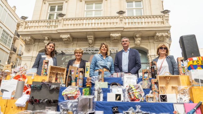 La alcaldesa durante las actividades en comercios por el Día de los Cascos Históricos. La alcaldesa durante las actividades en comercios por el Día de los Cascos Históricos.