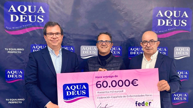 De izq. a dcha.: Adri&aacute;n Perez, director general de Aquadeus, Juan Carri&oacute;n, presidente de FEDER, y Juli&aacute;n Garre, director comercial de Aquadeus