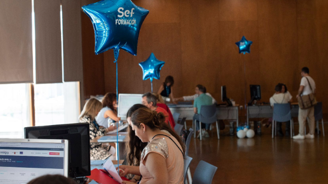 Servicio en una de las 25 oficinas de empleo de la Región de Murcia. Servicio en una de las 25 oficinas de empleo de la Región de Murcia.
