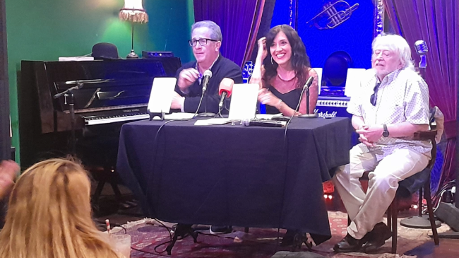 Izqda. drcha.: Jos&eacute; Cabezos, CEO de MurciaEconom&iacute;a, Laura Conesa Conesa, autora de 'Poemas y Poemenos', y Antonio Mar&iacute;n Albarate, artista cartagenero.