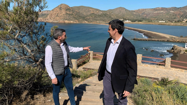Los senadores del PP José Ramón Díez de Revenga y Antonio Luengo en la bahía de Portmán. Los senadores del PP José Ramón Díez de Revenga y Antonio Luengo en la bahía de Portmán.