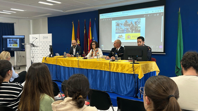 Un Grupo De Alumnos Durante El Desarrollo De La Jornada De Orientaci&oacute;n De La Fuerza Naval De Guerra Especial Y Sanidad Y Grupo Ribera Salud - UCAM