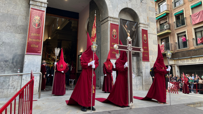 Inicio de la procesión del Santísimo Cristo del Perdón desde la parroquia de San Antolín Inicio de la procesión del Santísimo Cristo del Perdón desde la parroquia de San Antolín
