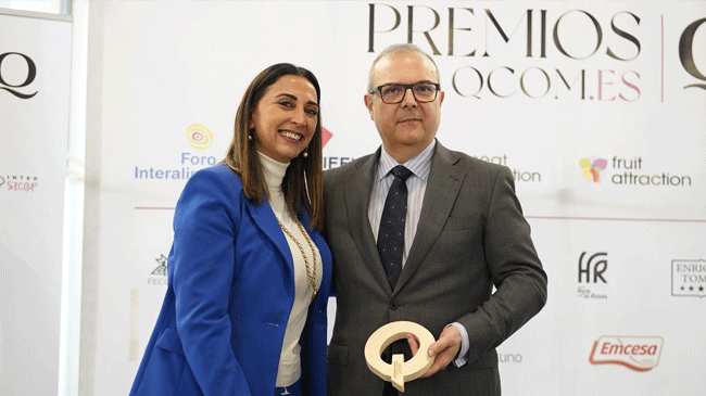 El director de Comunicaci&oacute;n de Grupo Fuertes, Jos&eacute; &Aacute;ngel Cer&oacute;n, recoge el premio de manos de la consejera de Agua, Agricultura, Ganader&iacute;a y Pesca, Sara Rubira - GRUPO FUERTES