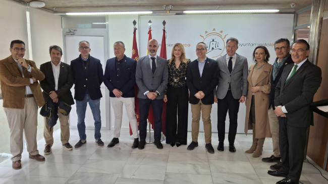 La consejera de Empresa, Empleo y Economía Social, Marisa López Aragón, tras la reunión con representantes de las cofradías de los pasos Azul y Blanco. La consejera de Empresa, Empleo y Economía Social, Marisa López Aragón, tras la reunión con representantes de las cofradías de los pasos Azul y Blanco.