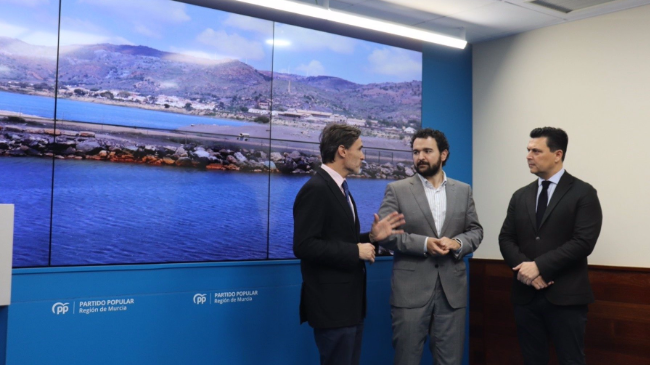 De izquierda a derecha: el consejero de Fomento e Infraestructuras, Jorge Garc&iacute;a Montoro; el alcalde de La Uni&oacute;n, Joaqu&iacute;n Zapata, y el secretario general del partido en la Regi&oacute;n, Jos&eacute; Miguel Luengo, en la sede del PP.
