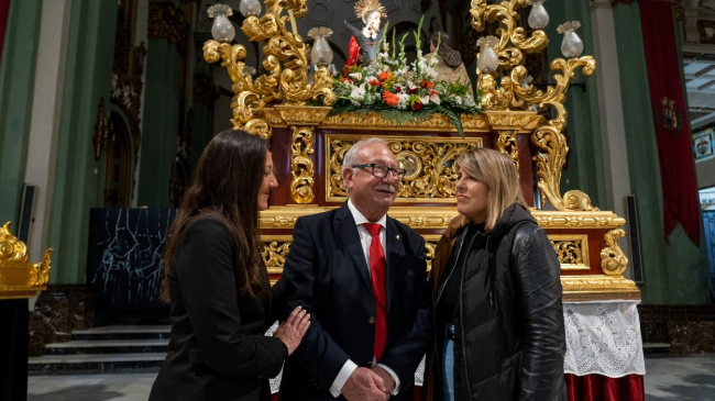 La alcaldesa, con el Hermano Mayor californio en la Iglesia de Santa María. La alcaldesa, con el Hermano Mayor californio en la Iglesia de Santa María.