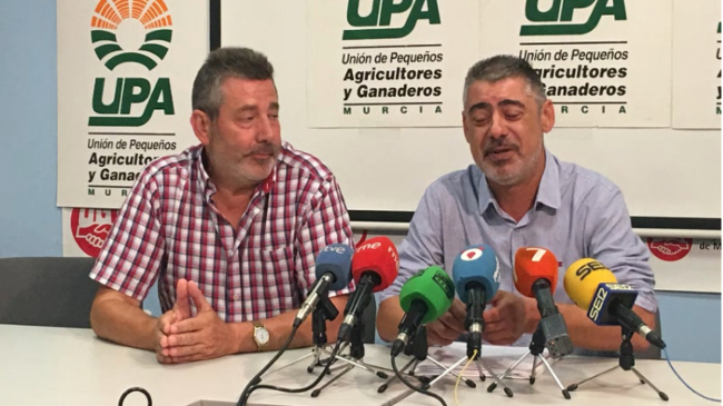 Marcos Alarc&oacute;n (drcha.), secretario regional de UPA Murcia.