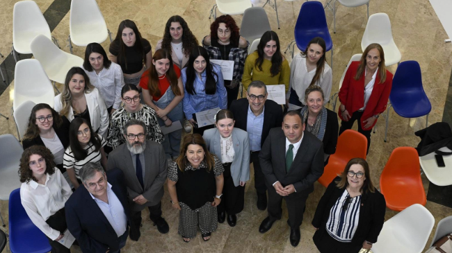 Las beneficiarias de las becas posan tras la entrega del diploma con el rector, la vicerrectora de Estudiantes, el director general de Universidades y los decanos y decanas de sus facultades (Alfonso Durán). Las beneficiarias de las becas posan tras la entrega del diploma con el rector, la vicerrectora de Estudiantes, el director general de Universidades y los decanos y decanas de sus facultades (Alfonso Durán).
