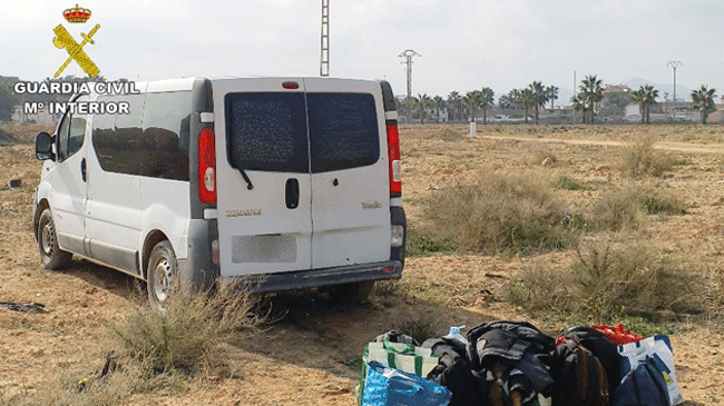 Imagen de la Guardia Civil en Cartagena donde se ha incautado de una furgoneta y abundante documentación relacionada con el ilícito investigado. Imagen de la Guardia Civil en Cartagena donde se ha incautado de una furgoneta y abundante documentación relacionada con el ilícito investigado.