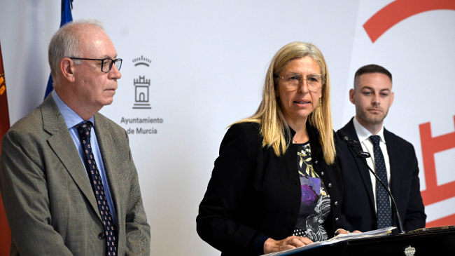 Mercedes Bernab&eacute; comparece ante los medios de comunicaci&oacute;n.