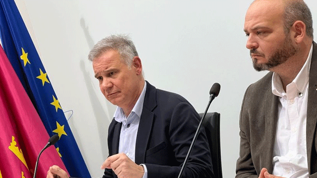 El portavoz socialista, Manolo Torres y el concejal Pedro Contreras.