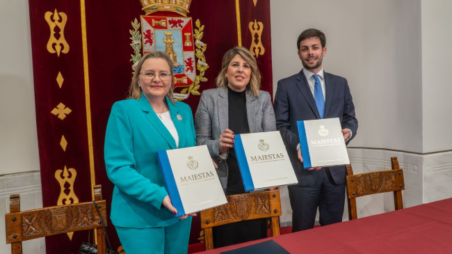 Izqda. drcha.: Mari&eacute;n Garc&iacute;a Boj, Hermana Mayor Resucitado, Noelia Arroyo, alcaldesa de Cartagena, e Ignacio J&aacute;udenes, concejal de Cultura.