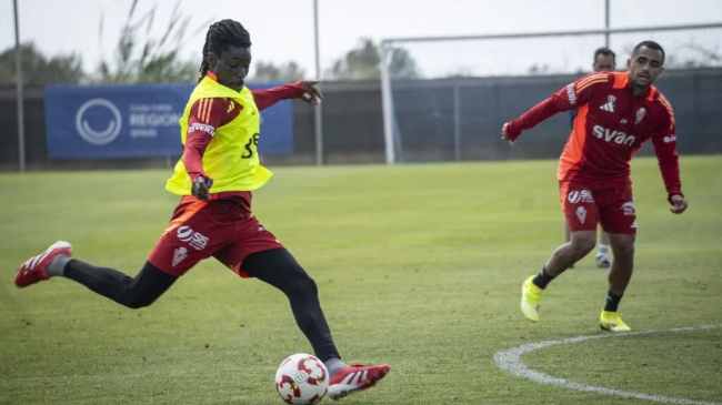 Richard Boateng durante el entrenamiento en Pinatar Arena.