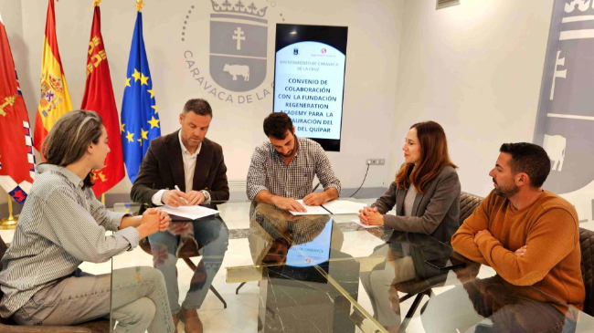 El alcalde y el secretario de la Fundación Regeneration Academy, con sede en La Junquera, han suscrito el acuerdo para formar a los agentes implicados y elaborar un plan territorial. El alcalde y el secretario de la Fundación Regeneration Academy, con sede en La Junquera, han suscrito el acuerdo para formar a los agentes implicados y elaborar un plan territorial.