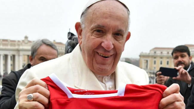 El Papa Francisco con la camiseta del Real Murcia. El Papa Francisco con la camiseta del Real Murcia.