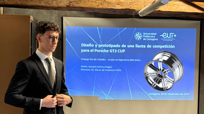 Ismael Zamora en la presentación de su TFG Ismael Zamora en la presentación de su TFG