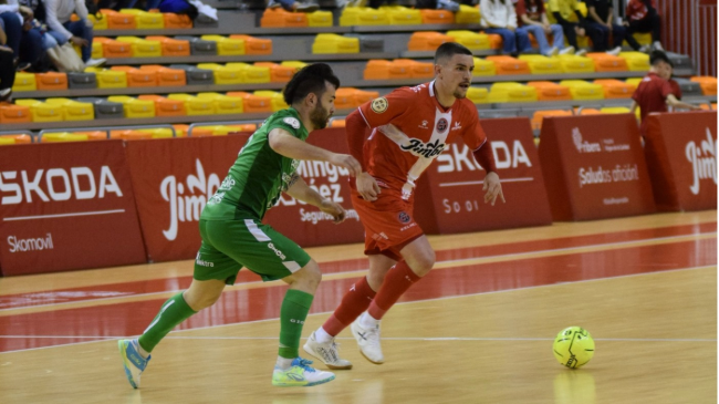 Mellado frente a un jugador de Osasuna Magna en el encuentro de anoche. Mellado frente a un jugador de Osasuna Magna en el encuentro de anoche.