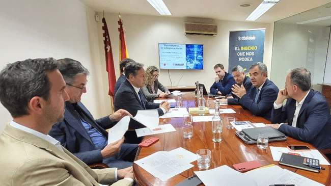 El consejero de Medio Ambiente, Universidades, Investigaci&oacute;n y Mar Menor, Juan Mar&iacute;a V&aacute;zquez, durante la reuni&oacute;n con el decano del Colegio Oficial de Ingenieros Industriales de la Regi&oacute;n de Murcia, Marcos Mateos, y miemb