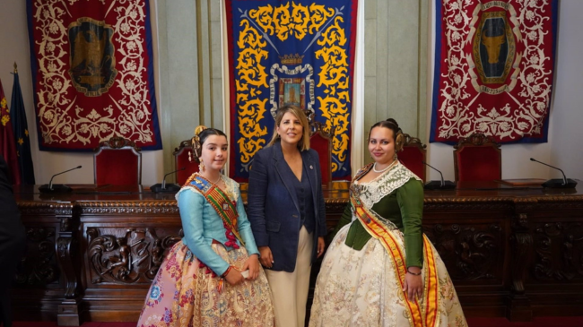 Con la presencia de la asociaci&oacute;n cultural 'Fallers Pel M&oacute;n', Cartagena se ha convertido desde este viernes y hasta el domingo en embajadora de las Fallas
