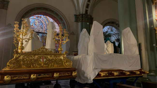 Pasos en el interior de Santa Mar&iacute;a de Gracia.