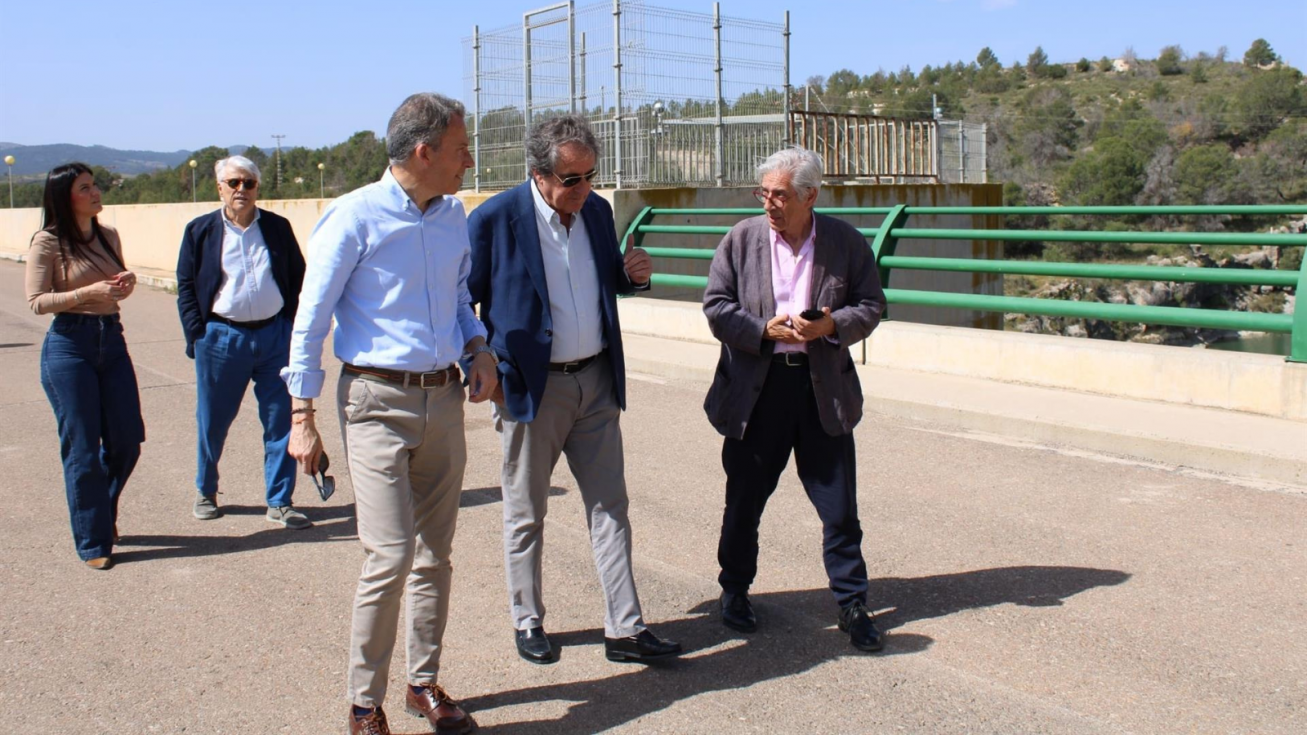 El alcalde de Lorca, Fulgencio Gil Jódar, y representantes de la Asociación de Ingenieros de Caminos, Canales y Puertos de España. El alcalde de Lorca, Fulgencio Gil Jódar, y representantes de la Asociación de Ingenieros de Caminos, Canales y Puertos de España.