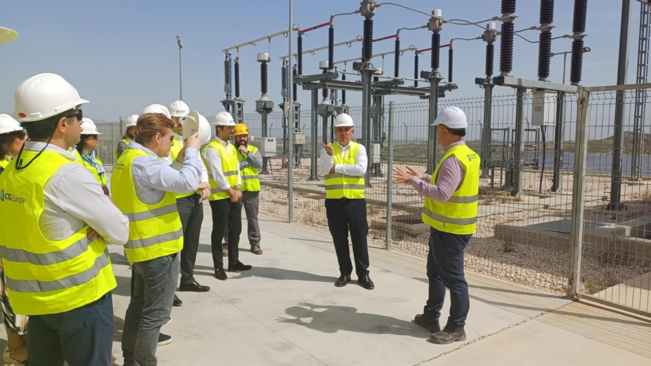 El consejero de Medio Ambiente, Universidades, Investigaci&oacute;n y Mar Menor, Juan Mar&iacute;a V&aacute;zquez, visita una planta fotovoltaica.