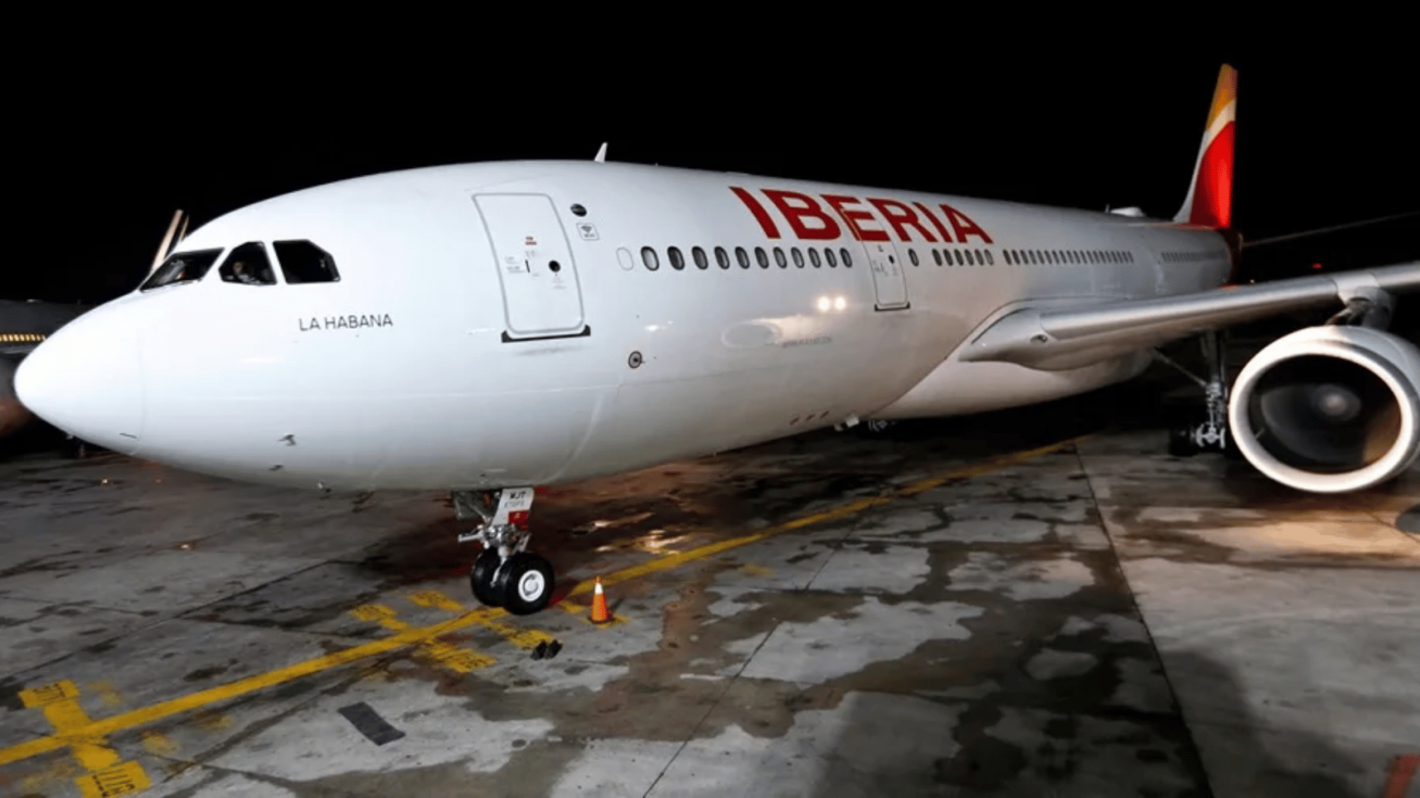 Un avi&oacute;n de Iberia llamado La Habana aterriza en La Habana (Cuba), en una imagen de archivo. EFE/Ernesto Mastrascusa