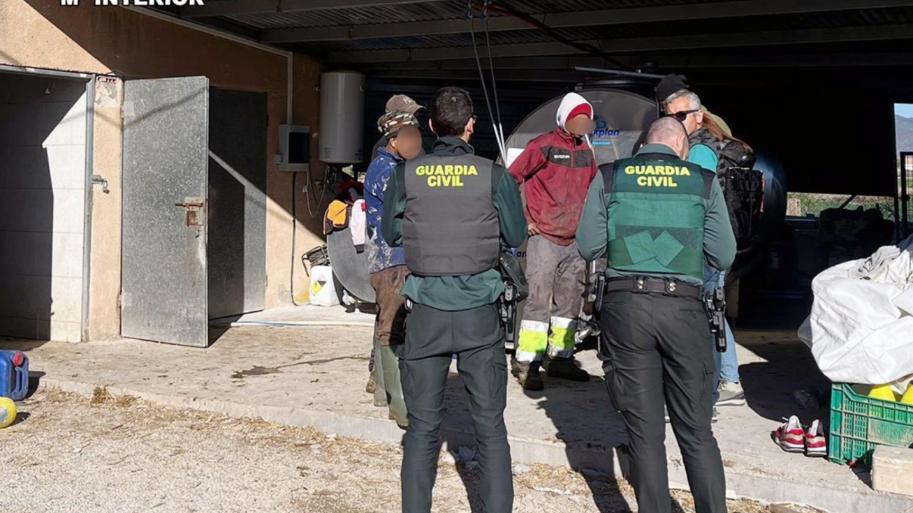 Agentes de la Guardia Civil en una de las inspecciones. Agentes de la Guardia Civil en una de las inspecciones.