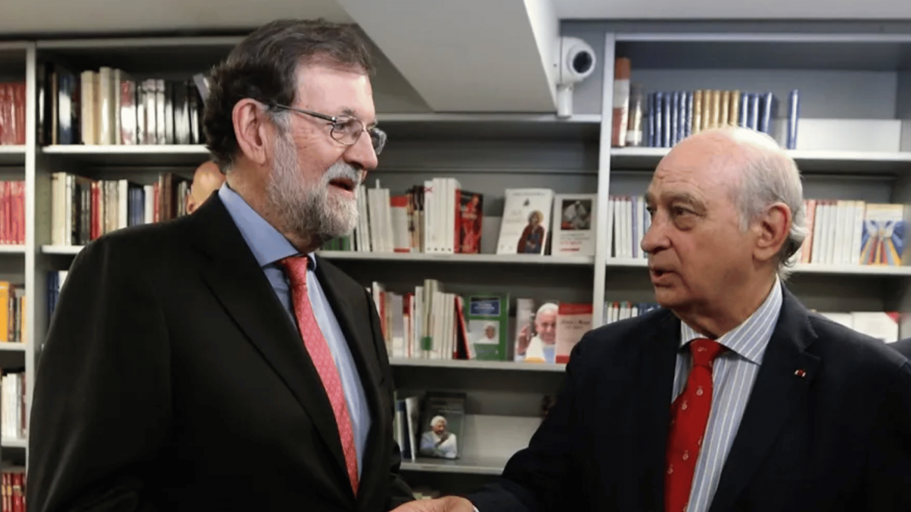 El expresidente del Gobierno Mariano Rajoy (i) conversa con el exministro del Interior Jorge Fern&aacute;ndez D&iacute;az (d) en una imagen de archivo. EFE/ Javier Liz&oacute;n