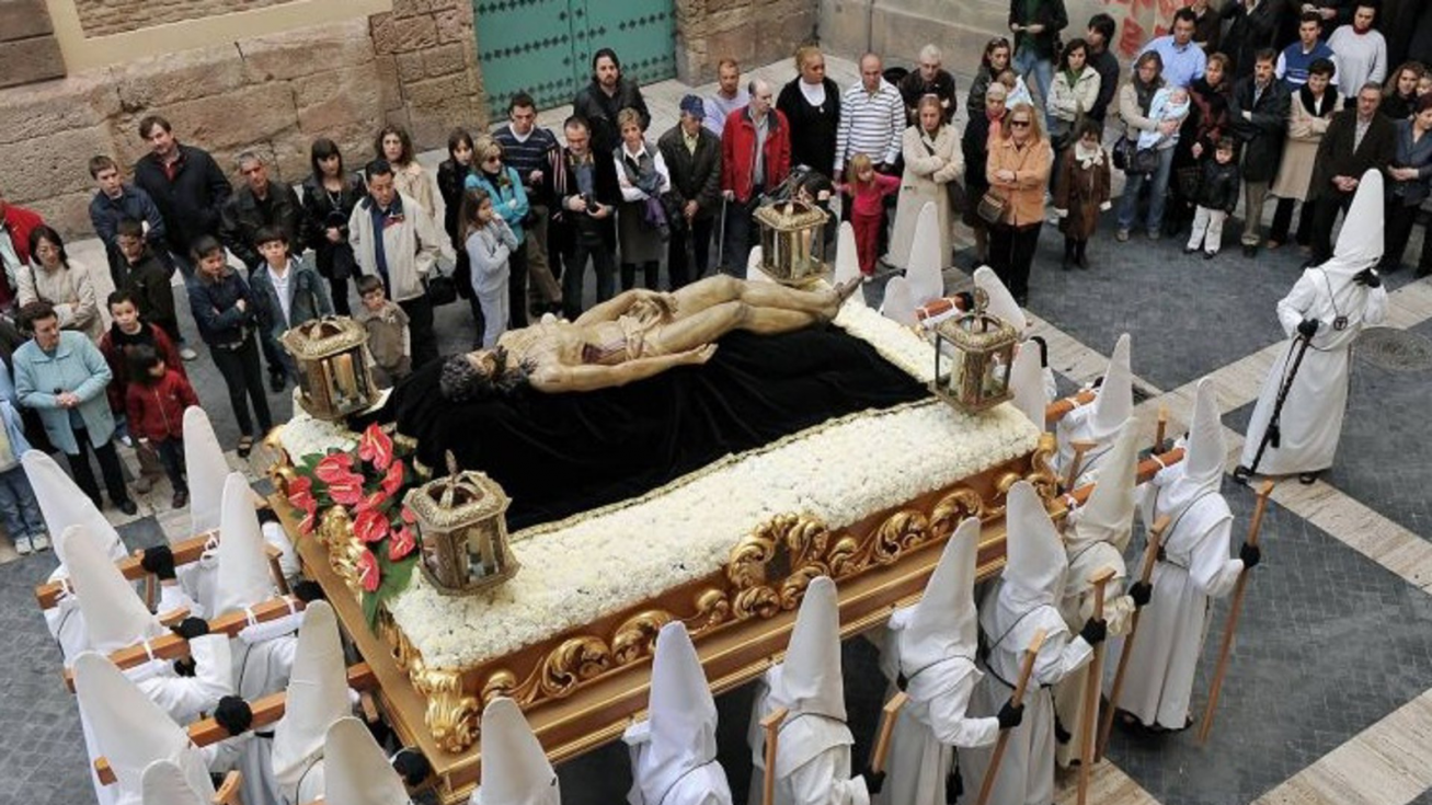 El Cristo Yacente durante la procesi&oacute;n del S&aacute;bado Santo.
