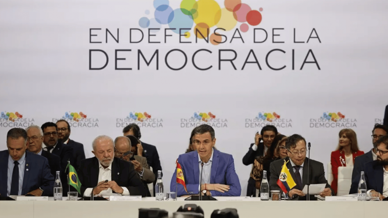 El presidente del Gobierno, Pedro S&aacute;nchez (c), el presidente de Brasil, Luiz In&aacute;zio Lula da Silva (i), y el jefe de Estado de Colombia, Gustavo Petro (d), al inicio de la IV Cumbre en Defensa de la Democracia celebrada este s&aacute;bado en 