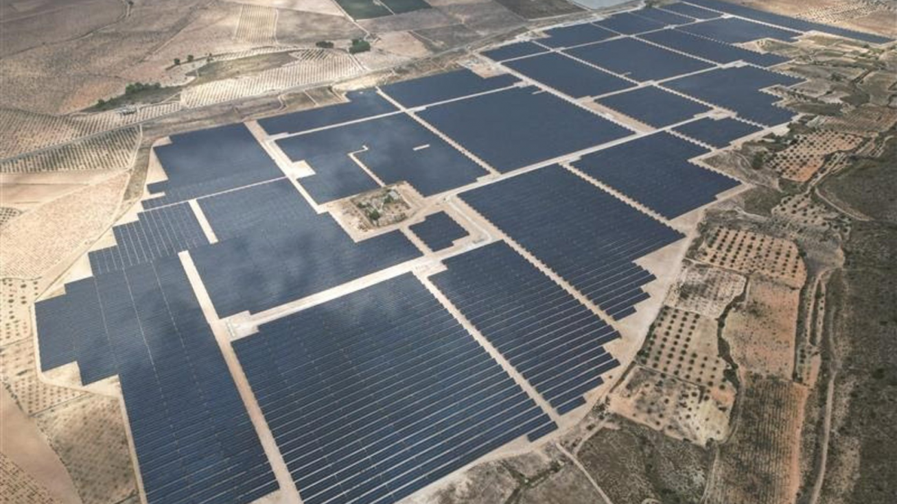 Vista a&eacute;rea de la planta solar de Balbona, en Jumilla.