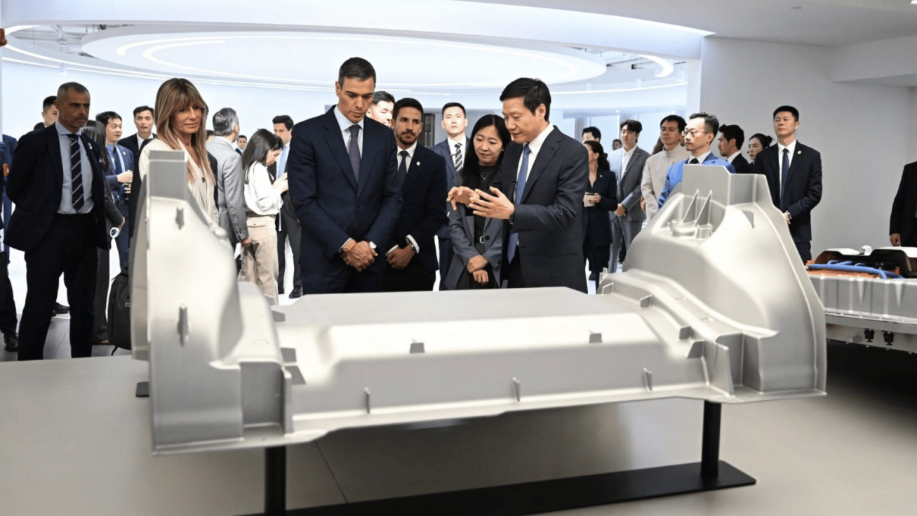 El presidene del Gobierno, Pedro S&aacute;nchez, visita la sede de Xiaomi en Pek&iacute;n durante su viaje oficial. - MONCLOA