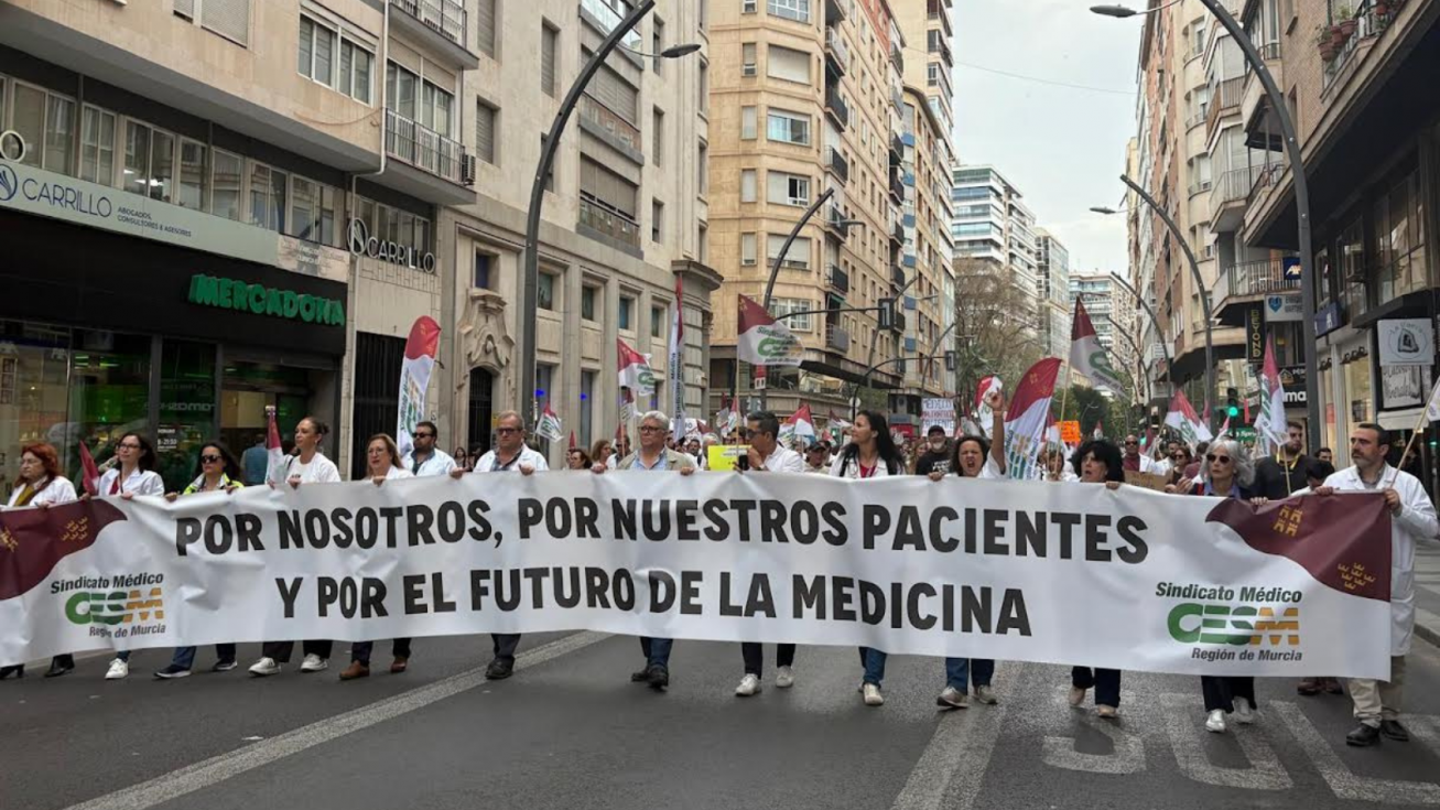 Los médicos murcianos protestan contra el estatuto marco. Los médicos murcianos protestan contra el estatuto marco.