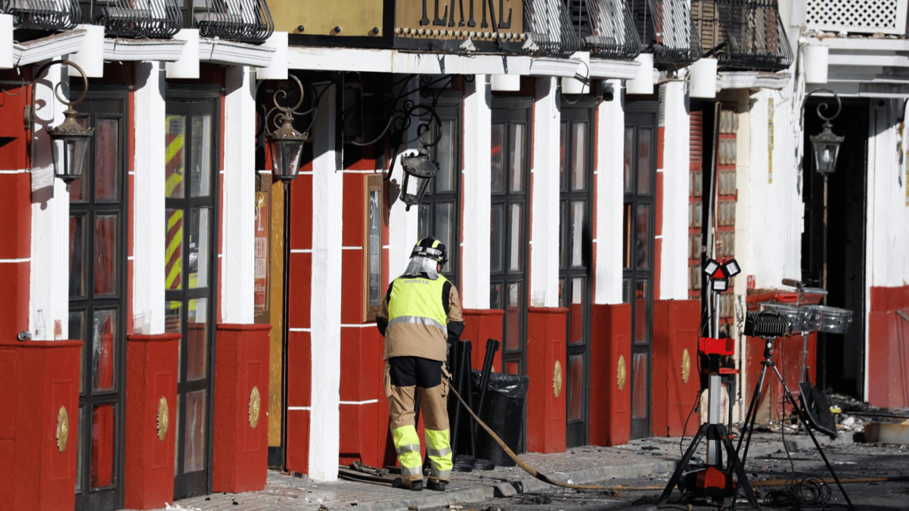 Bomberos de Murcia trabajan frente al Teatre, en la zona de ocio de Las Atalayas, donde ocurri&oacute; el incendio - Edu Botella - Europa Press - Archivo