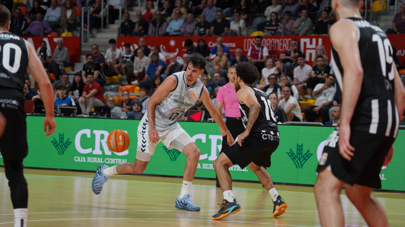 Lance del encuentro entre el Grupo Caesa Cartagena y el CB Zamora.