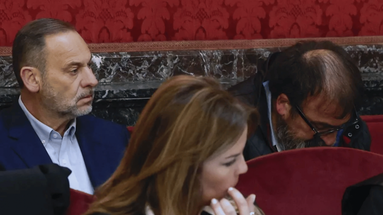 El exministro Jos&eacute; Luis &Aacute;balos (i) en el banquillo de los acusados en el primer d&iacute;a del juicio contra &eacute;l en el Tribunal Supremo por el caso de las mascarillas. EFE/J.J. Guill&eacute;n